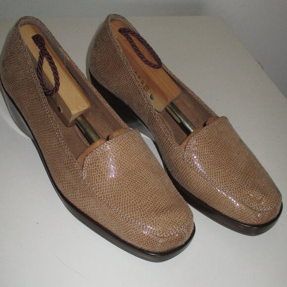 Aerosoles Final Exam Womens Tan Faux Snakeskin 1.5" Wedge Loafer - Size 7.5M - Picture 2 of 9